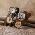 Gegraveerd houten cabochon horloge met dubbele lederen band 