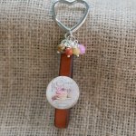 Sleutelhanger of tasjuweel van leer en parels met chocoladethema