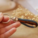 Dubbele lederen sleutelhanger te personaliseren door gravure met hanger naar keuze