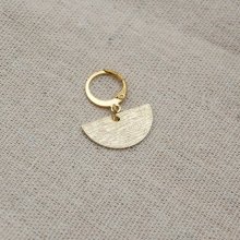 Solo halfronde gouden oorbel