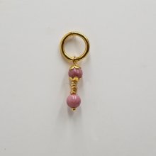 Solo oorbel met roze Rhodoniet parels en grote gouden ring