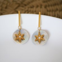 Oorbellen uit de collectie "Les nacrées", goudvlokken
