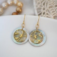 Oorbellen uit de collectie "Les nacrées", gebloemde schijf