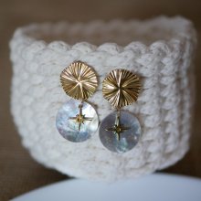 Oorbellen uit de collectie "Les nacrées", gouden schijf met geplooid effect en windroos