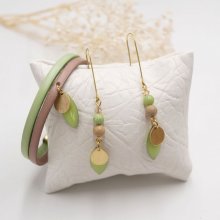 Set oorbellen en leren armband met amandelgroene pailletten
