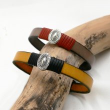 Aanpasbare leren riem met centraal ovaal ornament omlijst door fijn leer 