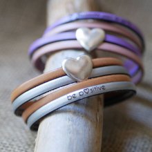 Dubbele lederen armband in duo met zilveren hart te personaliseren door gravure