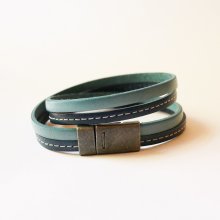 Blauwe dubbel gestikte leren band met magnetische sluiting