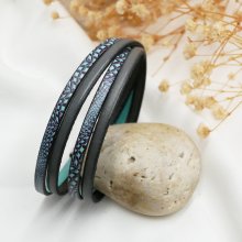 Blauwe leren armband met slangenprint om te personaliseren