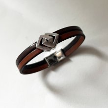 Bracelet duo de cuir au passant entrelac&eacute; personnalisable par gravure