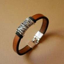 Band van camelkleurig leer met gevlochten metalen versiering en T-vormige sluiting