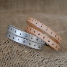 Aanpasbare gegraveerde armband met dubbel draaiend leren meetlint 