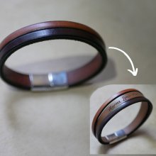 Tweekleurige leren herenarmband met verborgen gegraveerde boodschap