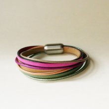 Damesarmband met meerdere leren manchetten in lentetinten