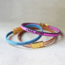 Fijne leren armband met gouden magnetische sluiting, gepersonaliseerd door gravure 