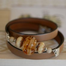 Vrouwenarmband Leer en Lampworkkralen drievoudig gedraaid om te personaliseren 