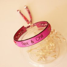 Florâme gegraveerde Flex &amp; Chill armband met bevrijd bloemenlint op fuchsia leer