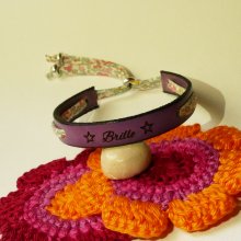 Florâme "Brille" gegraveerde armband met pastel liberty lint op paars leer