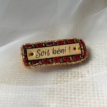 Broche &agrave; message en cuir grav&eacute; "sois b&eacute;ni" en perles rouges et dor&eacute;es 