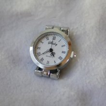 Wijzerplaat Zilver horloge met witte achtergrond Romeinse cijfers