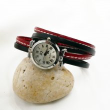 Rood horloge met dubbele leren band en stiksels 