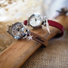 Zilveren horloge met bedel en lederen band met verstelbare sluiting