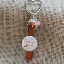 Sleutelhanger of tasjuweel van leer en parels met chocoladethema
