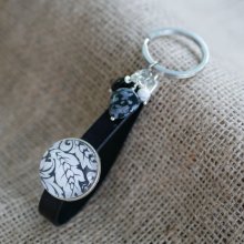 Leren sleutelhanger of tasjuweel, zwart-witte cabochon en parels